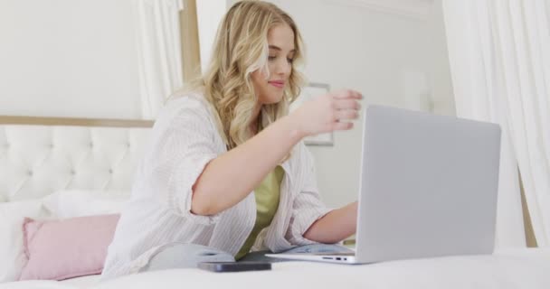 Ευτυχής Καυκάσιος Συν Μέγεθος Γυναίκα Χρησιμοποιώντας Φορητό Υπολογιστή Και Κρατώντας — Αρχείο Βίντεο