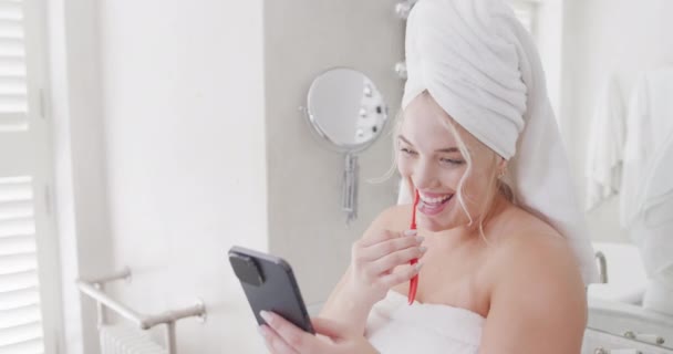 Joyeux Caucasien Femme Taille Utilisant Smartphone Brosser Les Dents Ralenti — Video