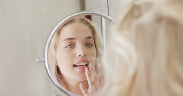 Heureuse Femme Caucasienne Taille Face Miroir Mettre Maquillage Dans Salle — Video