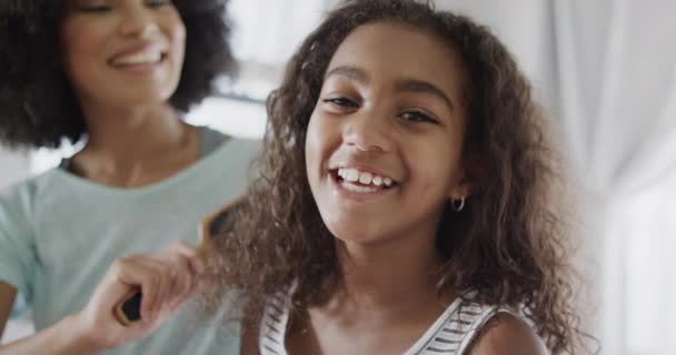 Retrato Feliz Afro Americana Mãe Filha Escovando Cabelo Quarto Câmera — Vídeo de Stock