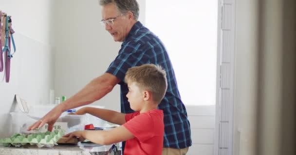 Χαρούμενος Καυκάσιος Παππούς Και Εγγονός Που Διαχωρίζουν Απόβλητα Αργή Κίνηση — Αρχείο Βίντεο