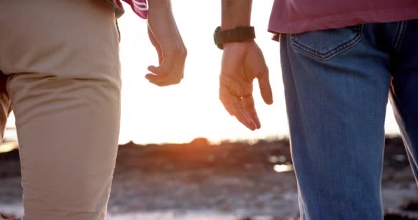 Střední Část Různých Homosexuálních Párů Kteří Drží Ruce Pláži Zpomaluje — Stock video