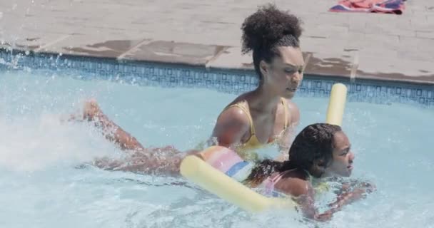 Glückliche Afrikanisch Amerikanische Mutter Und Tochter Beim Schwimmunterricht Schwimmbad Zeitlupe — Stockvideo