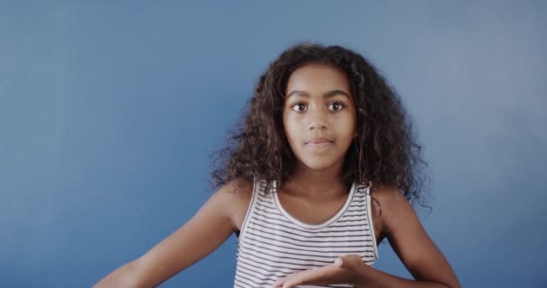 Mutlu Afrikalı Amerikalı Kız Mavi Arka Planda Işaret Dili Kullanıyor — Stok video