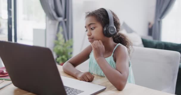 Африканская Американка Сидящая Столом Использует Ноутбук Онлайн Урока Замедленная Съемка — стоковое видео