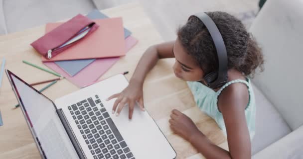Afroamerykanka Siedząca Przy Stole Używająca Laptopa Lekcji Online Zwolniony Ruch — Wideo stockowe