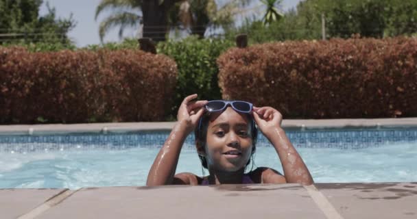 Портрет Счастливой Африканской Американки Солнечных Очках Бассейне Замедленная Съемка Проводить — стоковое видео