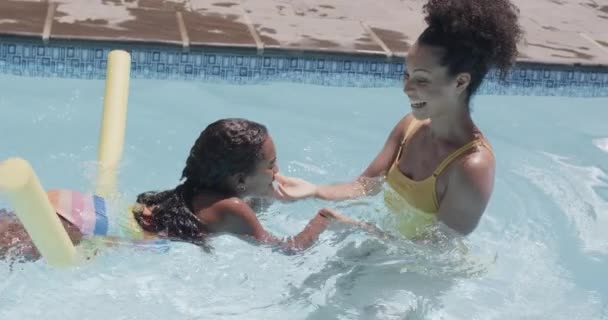 Boldog Afro Amerikai Anya Lánya Úszás Leckét Medence Lassított Felvétel — Stock videók