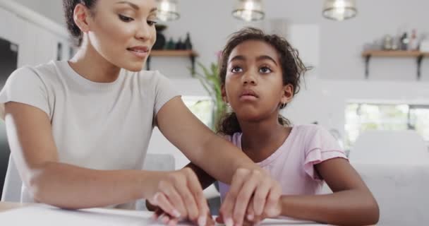 Heureuse Mère Fille Afro Américaine Lisant Braille Ralenti Passer Temps — Video