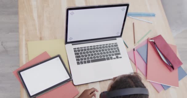 Gadis Afrika Amerika Duduk Meja Menggunakan Laptop Dan Tablet Dengan — Stok Video