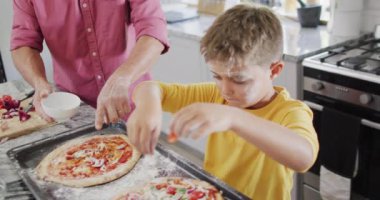 Kafkas dedem ve torunum mutfakta pizza yapıyor, ağır çekimde. Kaliteli zaman geçirme, aile hayatı, aile ve çocukluk.