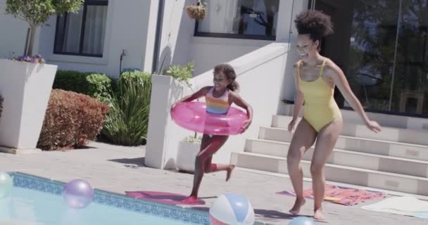 Glückliche Afrikanisch Amerikanische Mutter Und Tochter Springen Ins Schwimmbad Zeitlupe — Stockvideo