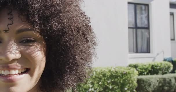 Ritratto Felice Donna Afroamericana Sorridente Giardino Copia Spazio Rallentatore Trascorrere — Video Stock