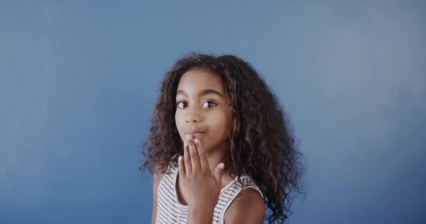 Boldog Afro Amerikai Lány Használ Jelbeszéd Kék Háttér Lassított Felvétel — Stock videók