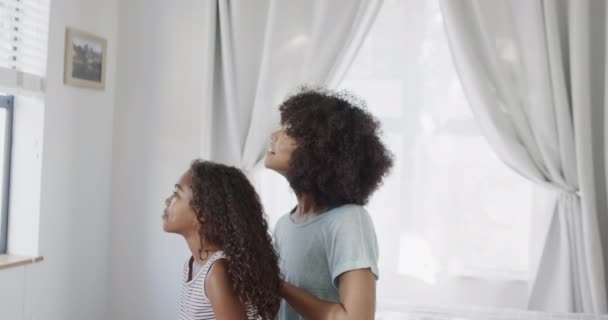 Feliz Madre Afroamericana Hija Cepillando Cabello Dormitorio Cámara Lenta Pasar — Vídeo de stock