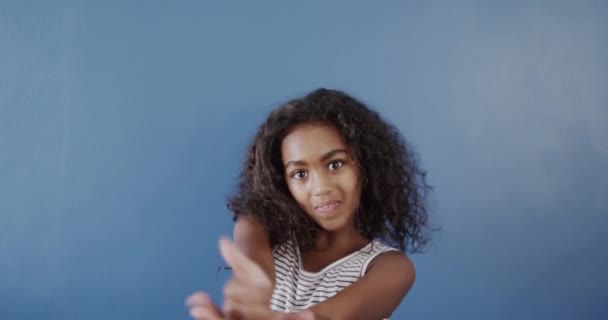 Gelukkig Afrikaans Amerikaans Meisje Met Gebarentaal Blauwe Achtergrond Slow Motion — Stockvideo