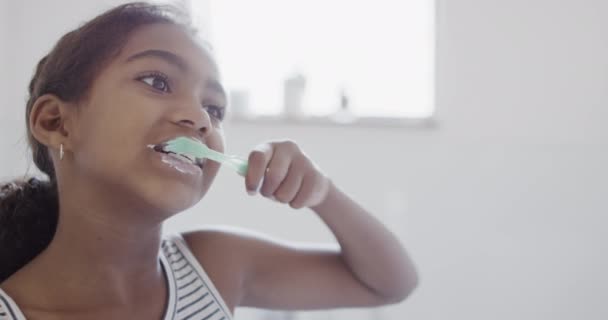 Heureuse Fille Afro Américaine Brossant Les Dents Dans Salle Bain — Video