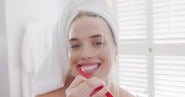 Ritratto Felice Donna Caucasica Size Con Asciugamano Sulla Testa Lavarsi — Video Stock