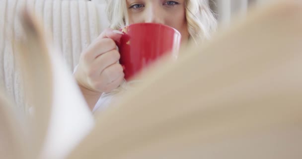 Счастливый Белый Плюс Размер Женщина Читает Книгу Пить Кофе Замедленной — стоковое видео