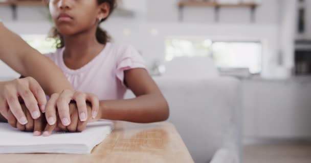 Afrika Amerika Ibu Dan Anak Membaca Braille Dengan Salinan Ruang — Stok Video