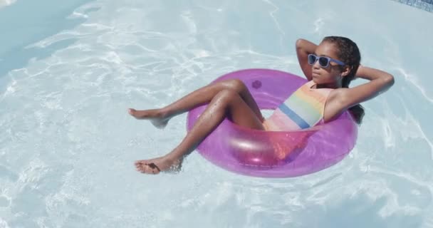 Boldog Afro Amerikai Lány Úszó Ringben Medencében Lassított Felvételen Minőségi — Stock videók