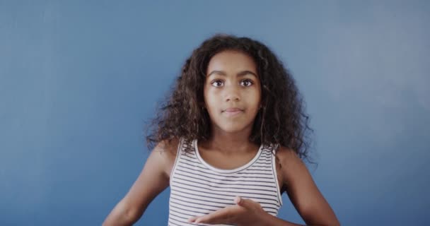 Счастливая Африканская Американка Использующая Язык Жестов Синем Фоне Замедленная Съемка — стоковое видео