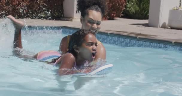 Χαρούμενη Αφροαμερικανή Μητέρα Και Κόρη Κάνουν Μαθήματα Κολύμβησης Στην Πισίνα — Αρχείο Βίντεο