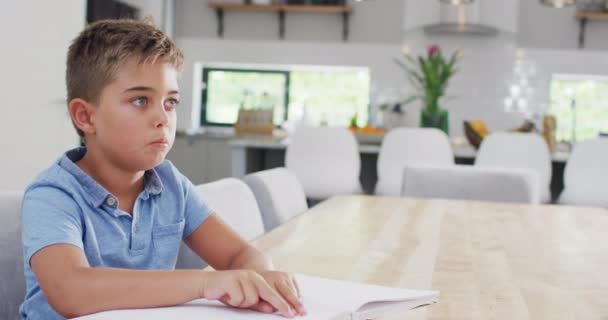 Kafkas Çocuk Masada Oturuyor Ağır Çekimde Körler Alfabesi Okuyor Kaliteli — Stok video