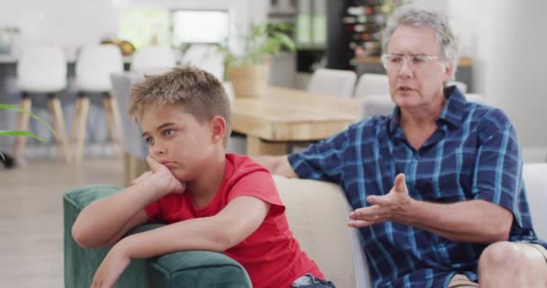 Bělošský Dědeček Vnuk Sedí Pohovce Mluví Zpomaleně Trávení Kvalitního Času — Stock video