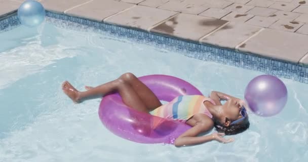 Boldog Afro Amerikai Lány Úszó Ringben Medencében Lassított Felvételen Minőségi — Stock videók