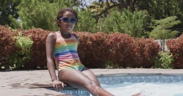 Porträt Eines Glücklichen Afrikanisch Amerikanischen Mädchens Mit Sonnenbrille Schwimmbad Zeitlupe — Stockvideo