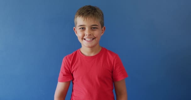 Szczęśliwy Chłopiec Rasy Kaukaskiej Używający Języka Migowego Niebieskim Tle Zwolniony — Wideo stockowe