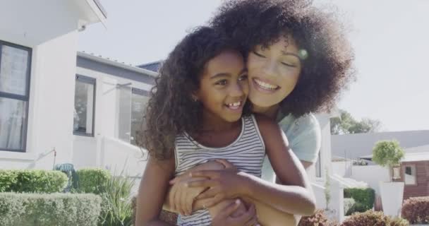 Felice Madre Figlia Afroamericana Che Abbracciano Giardino Rallentatore Trascorrere Del — Video Stock
