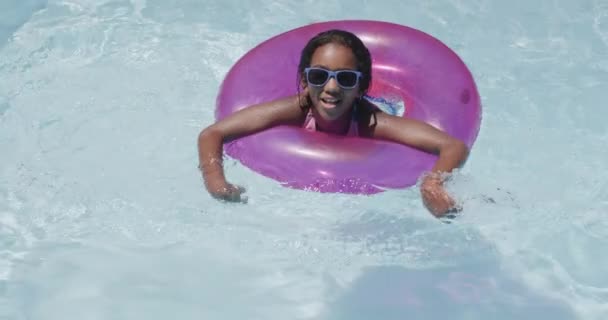 描述快乐的非洲裔美国女孩在游泳池里用泳圈 慢动作的形象 在家里 家庭生活和童年度过高质量的时光 — 图库视频影像