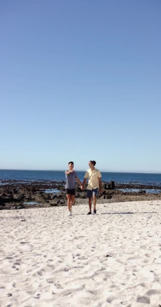 Vertikální Video Různých Párů Mužů Kráčejících Držících Ruce Pláži Zpomalený — Stock video