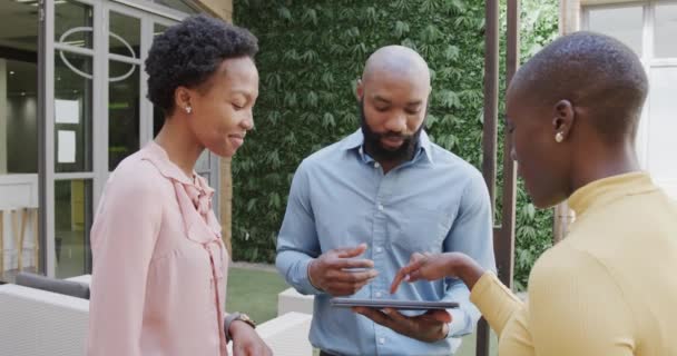 아프리카 미국인 동료들 타블렛을 밖에서 동작으로 말하고 있습니다 포용력 의사소통 — 비디오