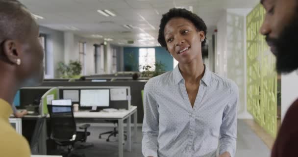 Šťastný Africký Americký Muž Žena Obchodní Kolegové Diskutující Úřadu Zpomalený — Stock video