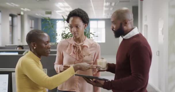 Colegas Afroamericanas Discutiendo Tomando Café Oficina Cámara Lenta Negocios Trabajo — Vídeos de Stock