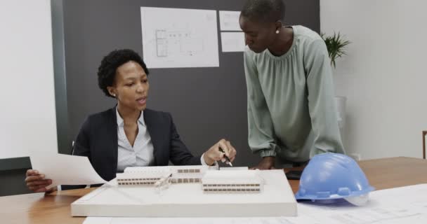 Африканська Американська Жінка Архітектори Обговорюють Креслення Офісі Повільному Русі Бізнес — стокове відео