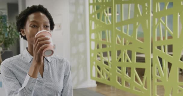 Портрет Щасливої Афроамериканської Комерсантки Яка Каву Офісі Сповільнює Рух Бізнес — стокове відео