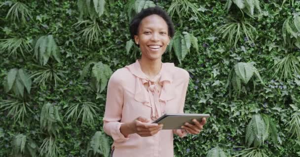 Портрет Щасливої Афроамериканської Бізнесменки Яка Користується Планшетом Посміхається Саду Повільному — стокове відео