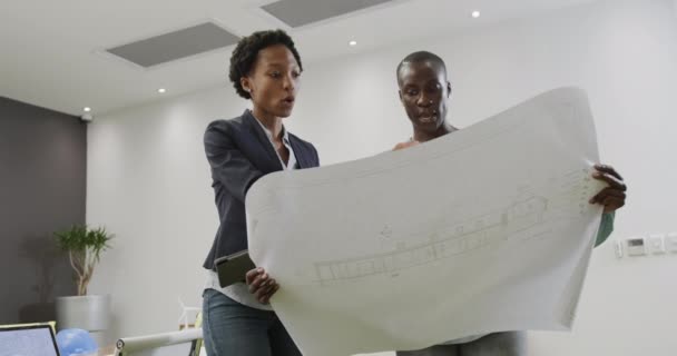 Две Африканские Американки Архитекторы Обсуждают Чертежи Офисе Замедленной Съемке Бизнес — стоковое видео