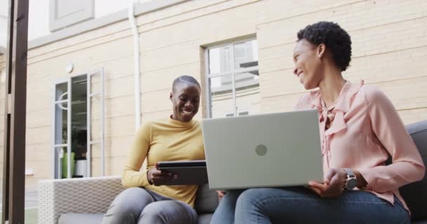 Две Счастливые Африканские Деловые Женщины Разговаривают Используя Технологии Открытом Воздухе — стоковое видео