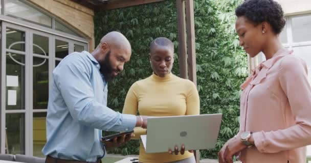 Tři Afro Američtí Kolegové Mluví Používají Venku Notebook Zpomaleném Filmu — Stock video