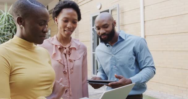 Трое Счастливых Африканских Коллег Мужчин Женщин Разговаривают Улице Ноутбуком Замедленной — стоковое видео