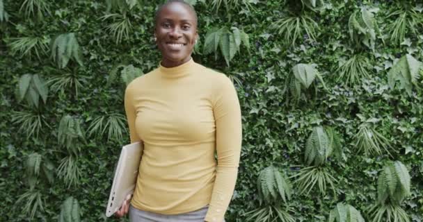 Портрет Щасливої Афроамериканської Бізнесменки Яка Тримає Лептоп Посміхається Саду Сповільнює — стокове відео