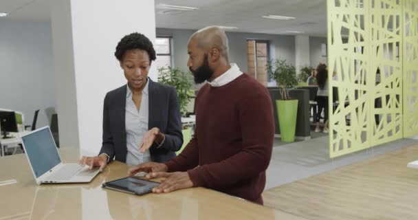 Африканские Бизнесмены Обсуждают Работу Использование Ноутбука Офисе Замедленной Съемке Бизнес — стоковое видео