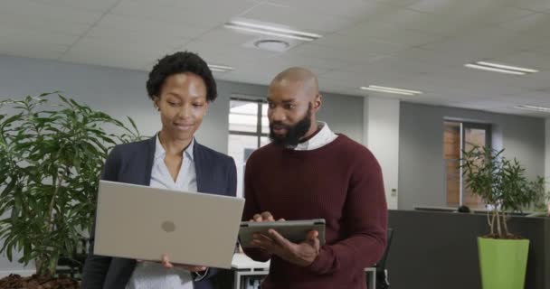 Африканские Бизнесмены Обсуждают Работу Использование Ноутбука Планшета Офисе Замедленной Съемке — стоковое видео