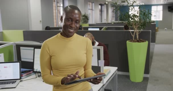 Портрет Улыбающейся Афроамериканской Бизнесвумен Помощью Планшета Офисе Замедленная Съемка Бизнес — стоковое видео