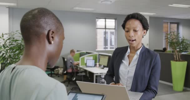Dos Empresarias Afroamericanas Discutiendo Trabajo Usando Laptop Tablet Oficina Cámara — Vídeos de Stock